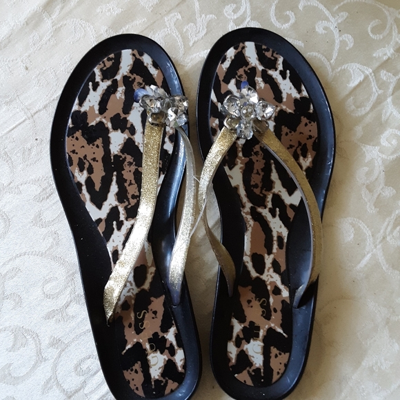 Guess ♠️ flip flops - Picture 2 of 7